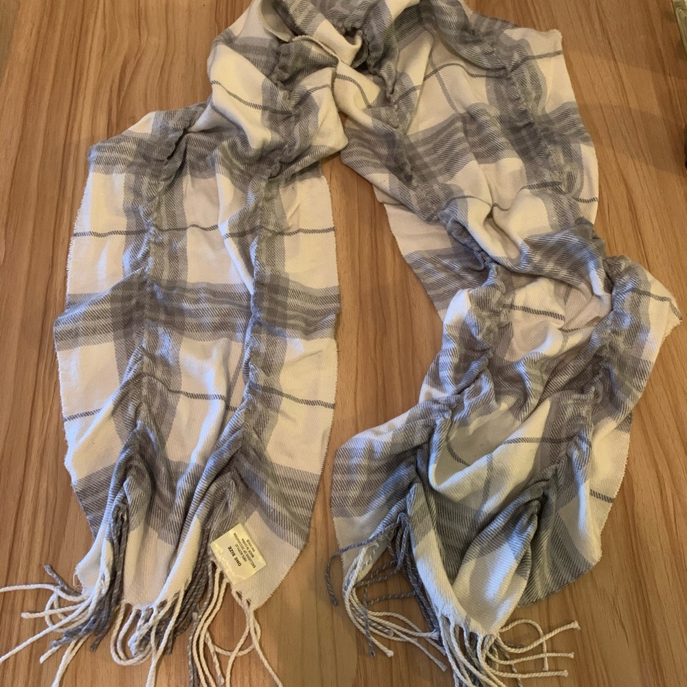 L.E.I Plaid Rouched Scarf - Picture 3 of 4